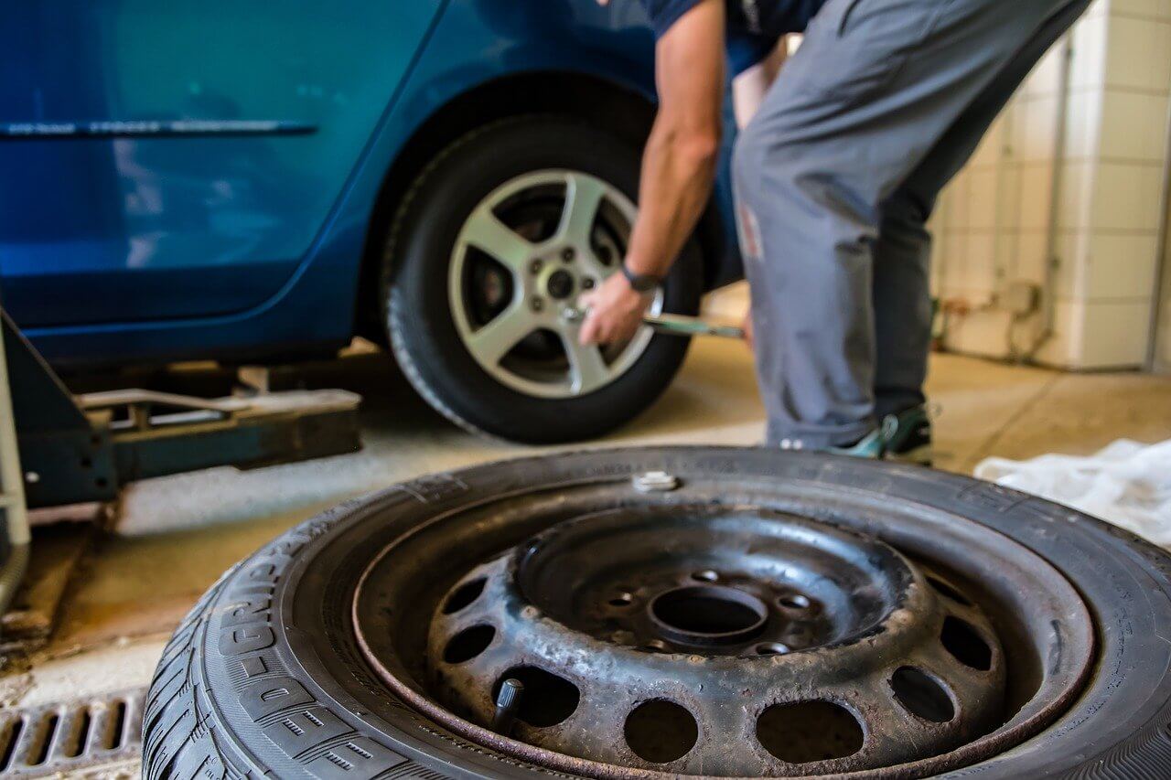 winter-tires-gc0bfe753f_1280 (1)